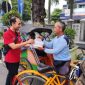 Petugas tim bakti sosial kolaborasi dari Ikatan Apoteker Indonesia Cabang Rembang, Dinas Kesehatan Kabupaten dan dari Gereja Mahanaim sedang menyerahkan takjil kepada seorang pengemudi becak di jalan Kartini Rembang, Jum'at (7/3/2025).