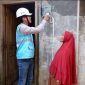 Ilustrasi Petugas PLN sedang melakukan penyambungan listrik gratis di rumah warga kurang mampu.