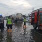 Para personil Polsek Sayung sedang membagikan takjil kepada pengguna jalan Pantura Semarang – Demak, Sabtu (8/3/2025).