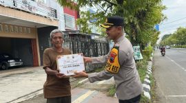 Kapolres Demak, AKBP Ari Cahya Nugraha menyerahkan paket sembako kepada masyarakat yang membutuhkan di Jalan Pemuda Demak, Minggu (9/3/2025).