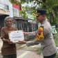 Kapolres Demak, AKBP Ari Cahya Nugraha menyerahkan paket sembako kepada masyarakat yang membutuhkan di Jalan Pemuda Demak, Minggu (9/3/2025).