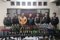 Ratusan botol Miras berbagai merek yang disita Satuan Samapta Polres Demak dari sejumlah pedagang di wilayah Kecamatan Sayung, Karangawen, dan Mranggen, dalam razia yang dilakukan Senin (10/3/2025) dinihari.