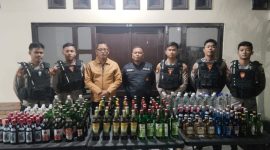 Ratusan botol Miras berbagai merek yang disita Satuan Samapta Polres Demak dari sejumlah pedagang di wilayah Kecamatan Sayung, Karangawen, dan Mranggen, dalam razia yang dilakukan Senin (10/3/2025) dinihari.