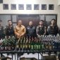 Ratusan botol Miras berbagai merek yang disita Satuan Samapta Polres Demak dari sejumlah pedagang di wilayah Kecamatan Sayung, Karangawen, dan Mranggen, dalam razia yang dilakukan Senin (10/3/2025) dinihari.