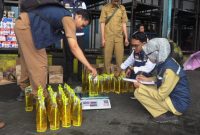 Pemkab dan Polres Rembang melakukan sidak produk minyak kemasan 1 liter, Senin (10/3/2025).