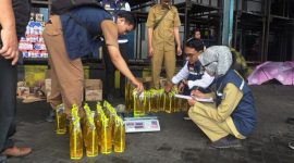 Pemkab dan Polres Rembang melakukan sidak produk minyak kemasan 1 liter, Senin (10/3/2025).