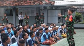 Komandan Kodim 0718/Pati, Letkol Inf Jon Young Saragi memberikan motivasi kepada warga binaan Lembaga Pemasyarakatan (Lapas) Kelas II B kabupaten Pati, Senin (10/3/2025).