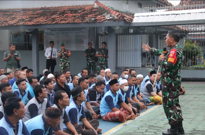 Komandan Kodim 0718/Pati, Letkol Inf Jon Young Saragi memberikan motivasi kepada warga binaan Lembaga Pemasyarakatan (Lapas) Kelas II B kabupaten Pati, Senin (10/3/2025).