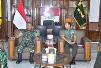 Gubernur Akmil, Mayor Jenderal TNI Arnold A.P. Ritiauw (kiri) menerima audiensi Kapusdiklat Bahasa Badiklat Kementerian Pertahanan RI, Brigadir Jenderal TNI Heru Prayitno (kanan), di Ruang Kerja Gubernur, Senin (10/3/2025).