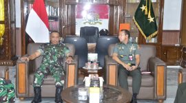 Gubernur Akmil, Mayor Jenderal TNI Arnold A.P. Ritiauw (kiri) menerima audiensi Kapusdiklat Bahasa Badiklat Kementerian Pertahanan RI, Brigadir Jenderal TNI Heru Prayitno (kanan), di Ruang Kerja Gubernur, Senin (10/3/2025).