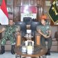 Gubernur Akmil, Mayor Jenderal TNI Arnold A.P. Ritiauw (kiri) menerima audiensi Kapusdiklat Bahasa Badiklat Kementerian Pertahanan RI, Brigadir Jenderal TNI Heru Prayitno (kanan), di Ruang Kerja Gubernur, Senin (10/3/2025).