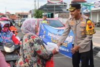 Kapolres Demak, AKBP Ari Cahya Nugraha, ikut membagikan takjil ke masyarakat di depan MANU Demak, Senin (10/3/2025).