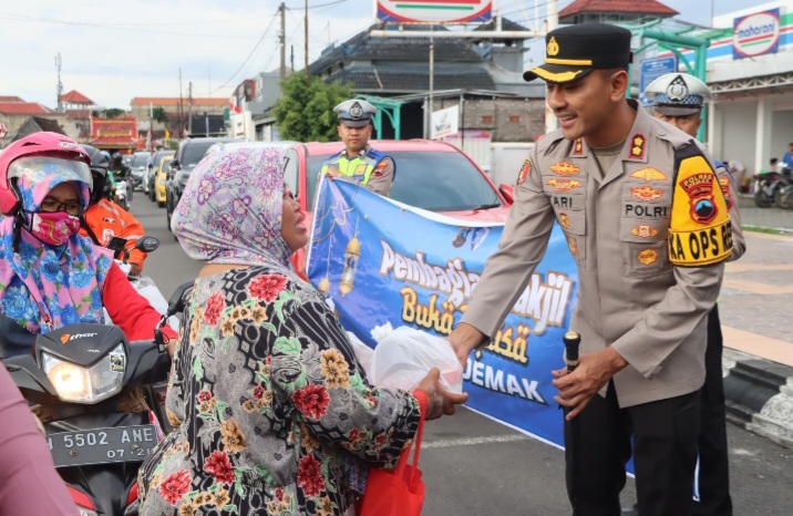 Kapolres Demak, AKBP Ari Cahya Nugraha, ikut membagikan takjil ke masyarakat di depan MANU Demak, Senin (10/3/2025).