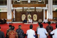 Bupati Magelang, Grengseng Pamuji (tengah) saat menggelar buka bersama masyarakat di lingkungan kelurahan Sawitan, Kota Mungkid, Kabupaten Magelang di rumah dinasnya, Minggu (9/3/2025).