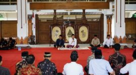 Bupati Magelang, Grengseng Pamuji (tengah) saat menggelar buka bersama masyarakat di lingkungan kelurahan Sawitan, Kota Mungkid, Kabupaten Magelang di rumah dinasnya, Minggu (9/3/2025).