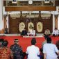 Bupati Magelang, Grengseng Pamuji (tengah) saat menggelar buka bersama masyarakat di lingkungan kelurahan Sawitan, Kota Mungkid, Kabupaten Magelang di rumah dinasnya, Minggu (9/3/2025).