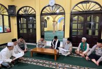 Kapolres Wonosobo, AKBP Donny Lumbantoruan (tengah), saat menyambangi kegiatan tadarus Al-Qur'an di Masjid Al-Mujahidin Polres Wonosobo pada Selasa (11/3/2025) malam.