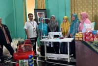 Ketua TP PKK Kabupaten Rembang, Hj. Musringah Harno, menyerahkan bantuan sosial kepada 82 Penyandang Disabilitas, di Gedung Hijau, Kompleks Rumah Dinas Wakil Bupati Rembang, Rabu (12/3).