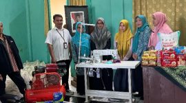 Ketua TP PKK Kabupaten Rembang, Hj. Musringah Harno, menyerahkan bantuan sosial kepada 82 Penyandang Disabilitas, di Gedung Hijau, Kompleks Rumah Dinas Wakil Bupati Rembang, Rabu (12/3).