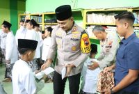Kapolres Demak, AKBP Ari Cahya Nugraha, menyerahkan santunan
kepada anak-anak panti asuhan Darul Hadlonah Domenggalan, Kelurahan Bintoro, Kecamatan Demak, Kabupaten Demak, Rabu (12/3/2025).