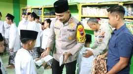 Kapolres Demak, AKBP Ari Cahya Nugraha, menyerahkan santunan
kepada anak-anak panti asuhan Darul Hadlonah Domenggalan, Kelurahan Bintoro, Kecamatan Demak, Kabupaten Demak, Rabu (12/3/2025).