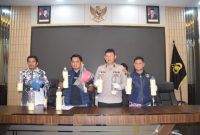 Polres Wonosobo mengamankan seorang pria mabuk yang membawa senjata tajam dan membahayakan masyarakat.