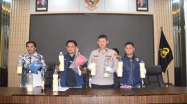 Polres Wonosobo mengamankan seorang pria mabuk yang membawa senjata tajam dan membahayakan masyarakat.
