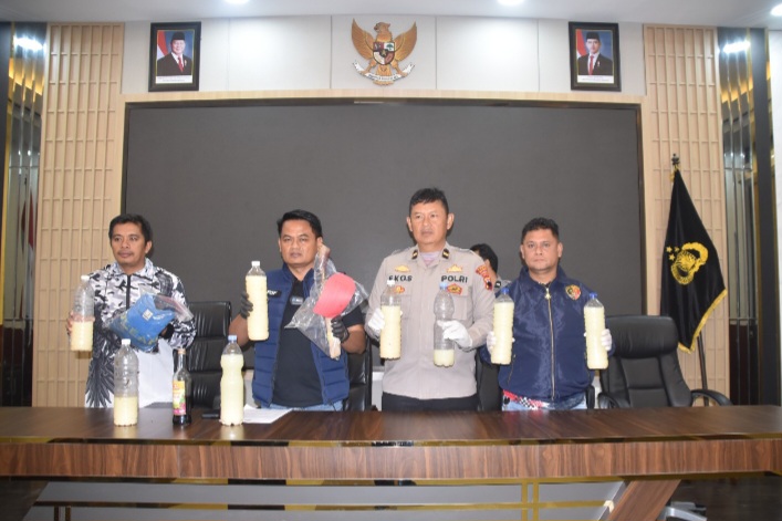 Polres Wonosobo mengamankan seorang pria mabuk yang membawa senjata tajam dan membahayakan masyarakat.
