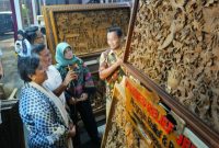Wakil Ketua MPR RI, Lestari Moerdijat
meninjau pameran Jepara International Furniture Buyer Weeks (JIF-BW) Gayeng 2025, di Gedung Wanita Jepara.