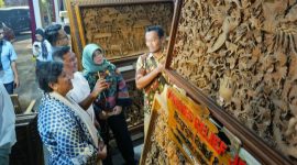 Wakil Ketua MPR RI, Lestari Moerdijat
meninjau pameran Jepara International Furniture Buyer Weeks (JIF-BW) Gayeng 2025, di Gedung Wanita Jepara.