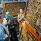 Wakil Ketua MPR RI, Lestari Moerdijat
meninjau pameran Jepara International Furniture Buyer Weeks (JIF-BW) Gayeng 2025, di Gedung Wanita Jepara.