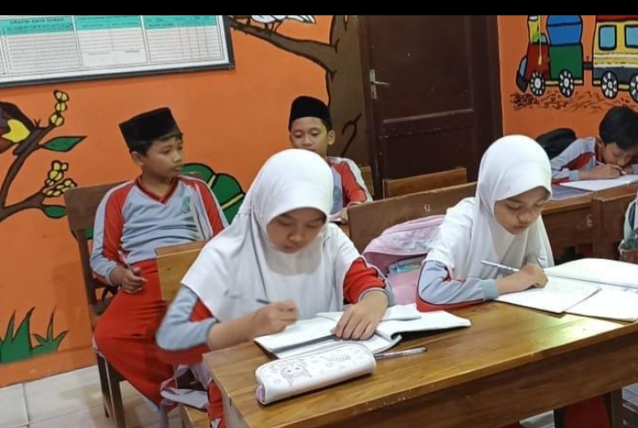 Qorry Aina Ashilla dan Aqila Nur Fadlila, berhasil meraih juara 1 dan 2 dalam ajang Olimpiade Orbit Ainun Habibie 2025.