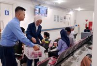 Karyawan RS Bhina Bakti Husada sedang membagi Takjil ke pengunjung.