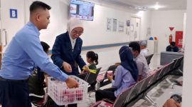 Karyawan RS Bhina Bakti Husada sedang membagi Takjil ke pengunjung.