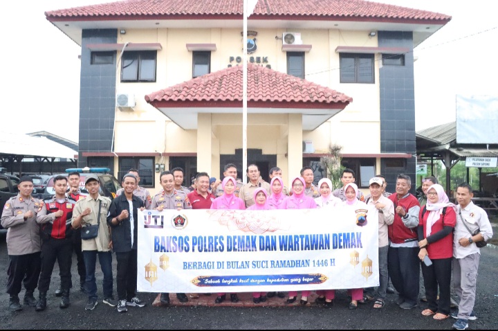 Polisi dan Pers Gelar Bakti Religi di Mushola Al Itqon, Desa Sayung, Kecamatan Sayung, Kabupaten Demak, Jum'at (14/3/2025).