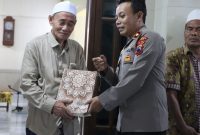 Wakapolres Demak, Kompol Satya Adi Nugraha, menyerahkan bantuan sosial (Bansos) kepada masyarakat pesisir pantai dan nelayan yang ada di Desa Purworejo, Kecamatan Bonang, Kabupaten Demak, Minggu (16/3/2025).