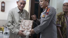 Wakapolres Demak, Kompol Satya Adi Nugraha, menyerahkan bantuan sosial (Bansos) kepada masyarakat pesisir pantai dan nelayan yang ada di Desa Purworejo, Kecamatan Bonang, Kabupaten Demak, Minggu (16/3/2025).