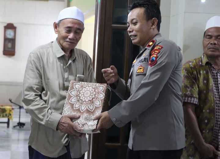 Wakapolres Demak, Kompol Satya Adi Nugraha, menyerahkan bantuan sosial (Bansos) kepada masyarakat pesisir pantai dan nelayan yang ada di Desa Purworejo, Kecamatan Bonang, Kabupaten Demak, Minggu (16/3/2025).