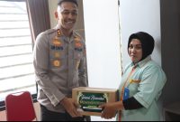 Kapolres Demak, AKBP Ari Cahya Nugraha, memberikan bantuan sosial kepada karyawan cleaning service di lingkungan Polres Demak, Minggu (16/3/2023).