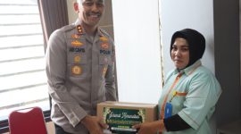 Kapolres Demak, AKBP Ari Cahya Nugraha, memberikan bantuan sosial kepada karyawan cleaning service di lingkungan Polres Demak, Minggu (16/3/2023).