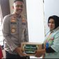 Kapolres Demak, AKBP Ari Cahya Nugraha, memberikan bantuan sosial kepada karyawan cleaning service di lingkungan Polres Demak, Minggu (16/3/2023).