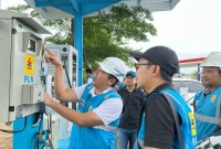 GM PLN UID Jateng DIY, Sugeng Widodo (kiri) beserta jajaran meninjau SPLU di Rest Area 287 A Tegal, Minggu (16/3).