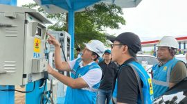 GM PLN UID Jateng DIY, Sugeng Widodo (kiri) beserta jajaran meninjau SPLU di Rest Area 287 A Tegal, Minggu (16/3).