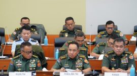 Panglima TNI Jenderal Agus Subiyanto memberikan keterangan saat rapat dengar pendapat bersama Komisi I DPR RI. 