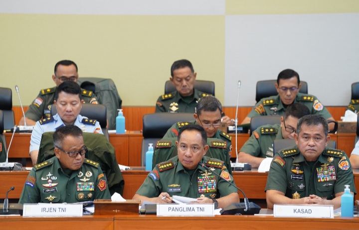 Panglima TNI Jenderal Agus Subiyanto memberikan keterangan saat rapat dengar pendapat bersama Komisi I DPR RI. 