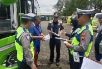 Kanit Kamsel Satlantas Polres Wonosobo, Aiptu Rudi Nugroho, memimpin langsung pemeriksaan keselamatan kendaraan umum di Terminal Mendolo, Senin (17/3/2025). 