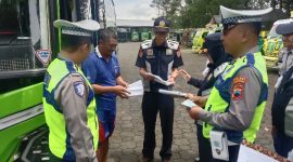 Kanit Kamsel Satlantas Polres Wonosobo, Aiptu Rudi Nugroho, memimpin langsung pemeriksaan keselamatan kendaraan umum di Terminal Mendolo, Senin (17/3/2025). 