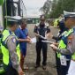 Kanit Kamsel Satlantas Polres Wonosobo, Aiptu Rudi Nugroho, memimpin langsung pemeriksaan keselamatan kendaraan umum di Terminal Mendolo, Senin (17/3/2025). 