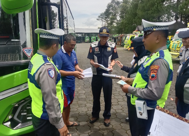 Kanit Kamsel Satlantas Polres Wonosobo, Aiptu Rudi Nugroho, memimpin langsung pemeriksaan keselamatan kendaraan umum di Terminal Mendolo, Senin (17/3/2025). 