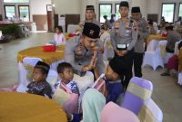 Kapolres Demak, AKBP Ari Cahya Nugraha, bersama anak yatim piatu dan penyandang disabilitas.